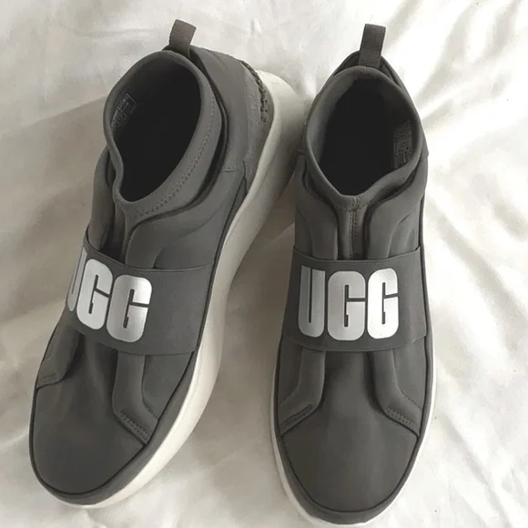 UGG Neutra Logo Panel Size